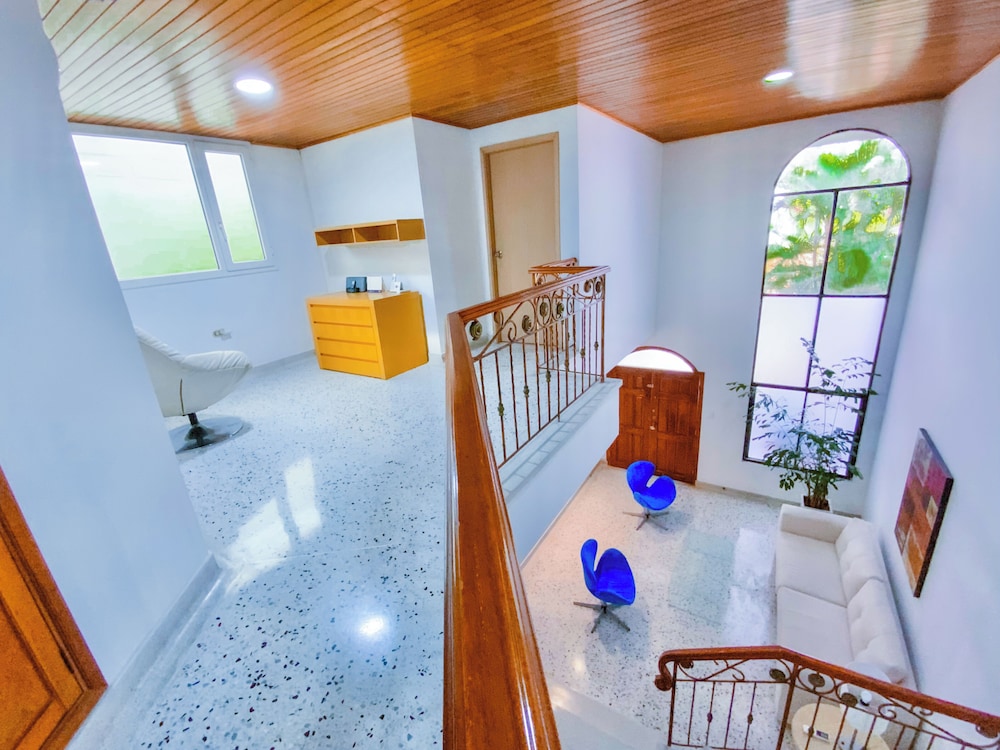 Family House - Photo 3