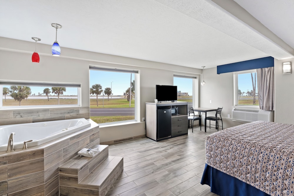 Honeymoon Suite, 1 King Bed, Non Smoking photo 3