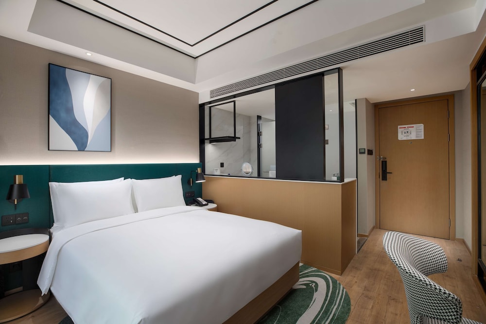 Room, 1 Queen Bed, Lake View - Photo 2