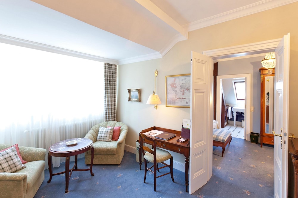Junior Suite, Jetted Tub - Photo 9