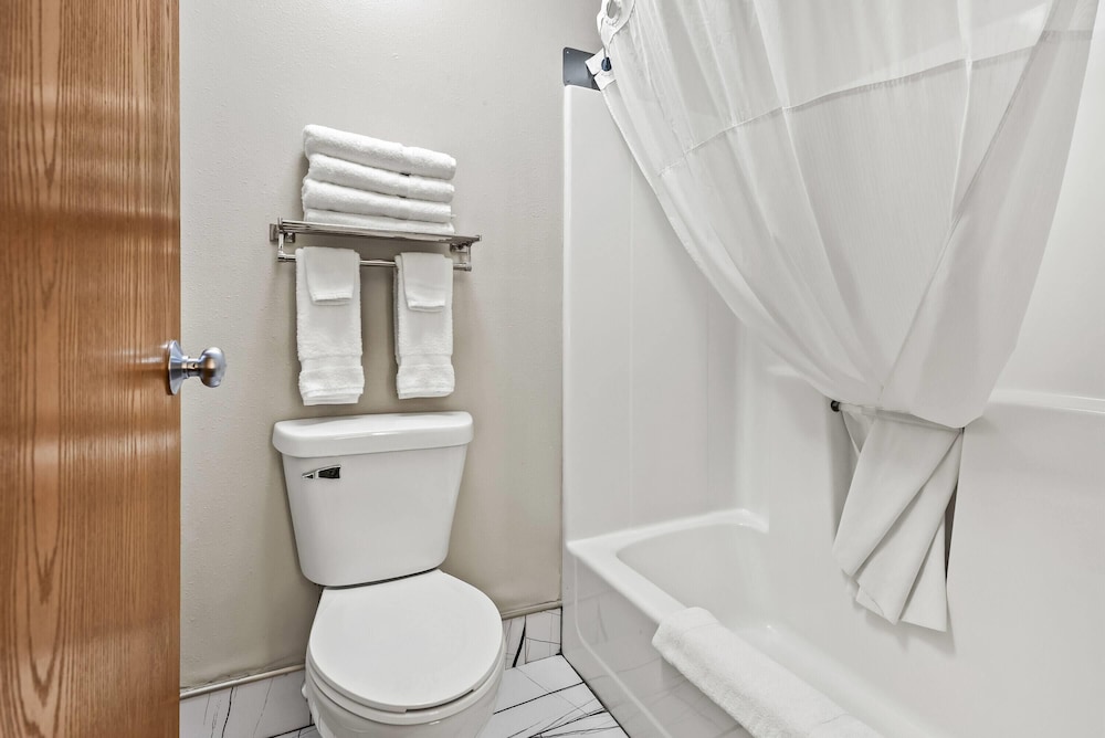 Room, Multiple Beds, Non Smoking - Photo 4