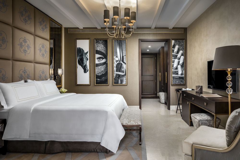 Deluxe Room, 1 King Bed photo 3