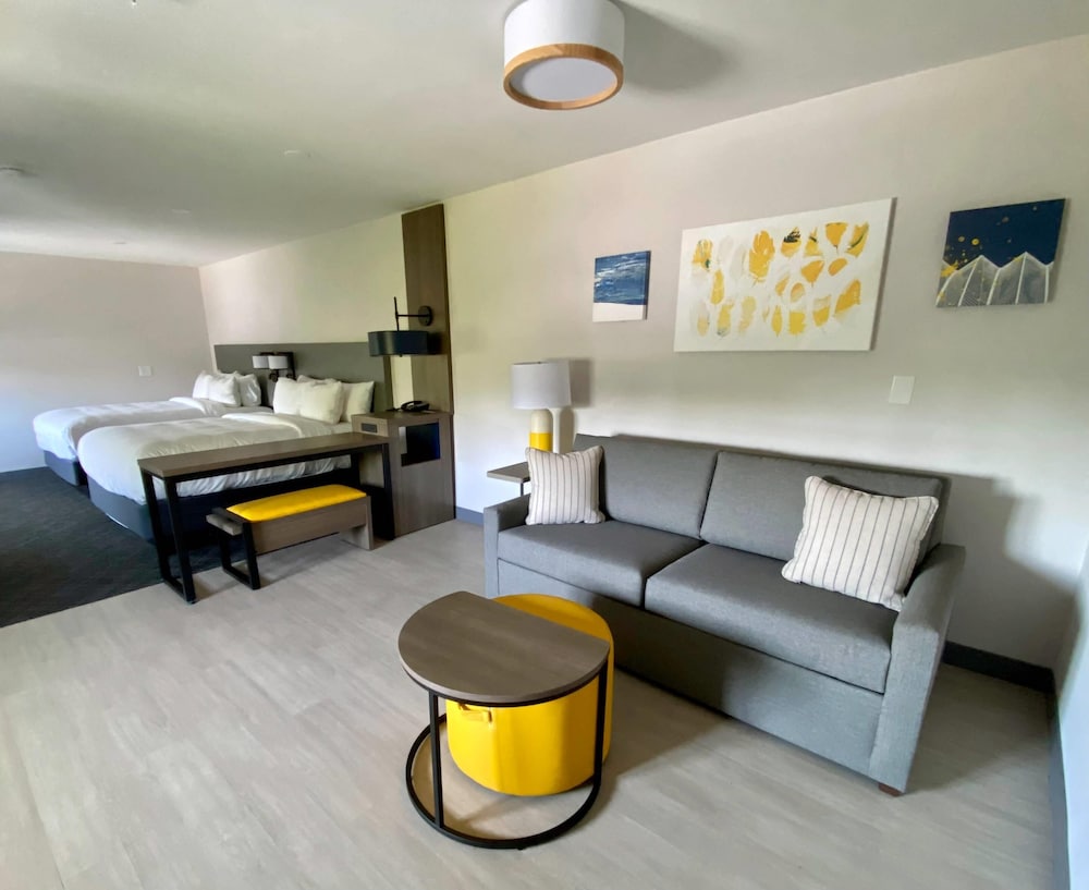 Suite, Multiple Beds, Non Smoking - Photo 5