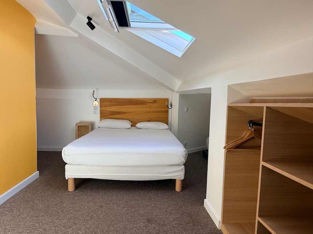 Deluxe Double Room - Photo 13