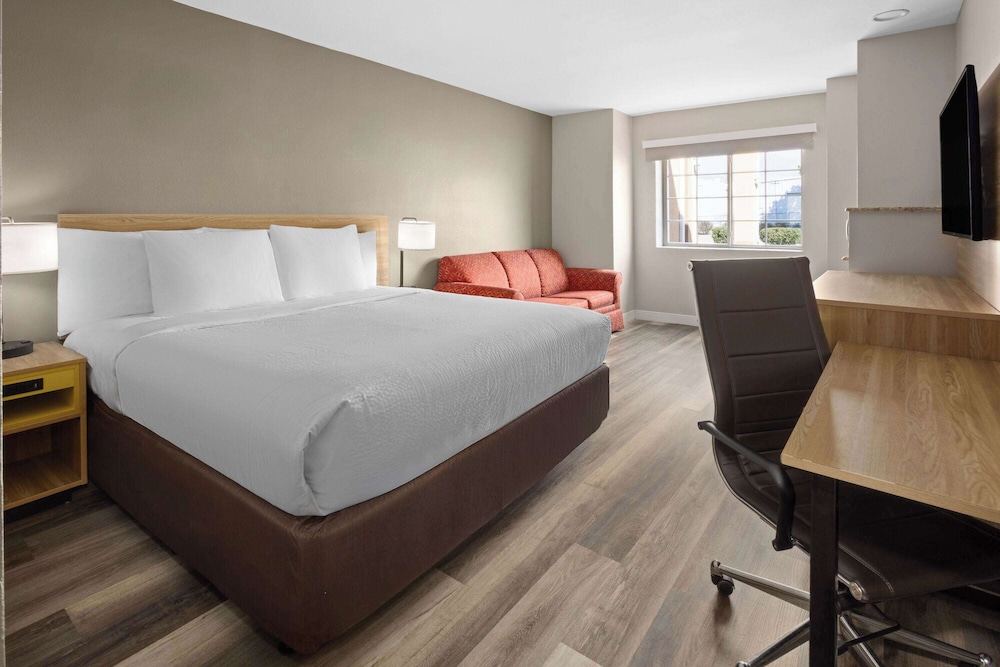Deluxe Room, 1 King Bed, Non Smoking - Photo 2