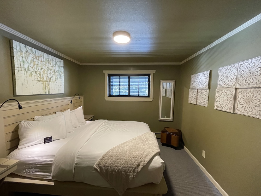 Suite, Ensuite (Suite 6, Non Pet-Friendly) photo 3
