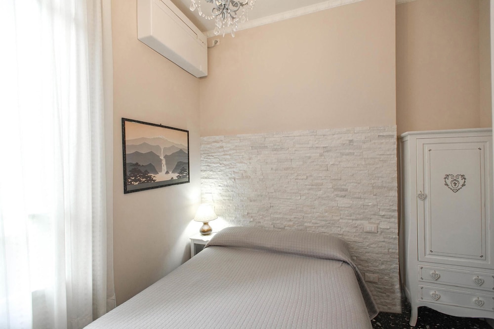 Standard Room, 1 Queen Bed, Ensuite, City View photo 2