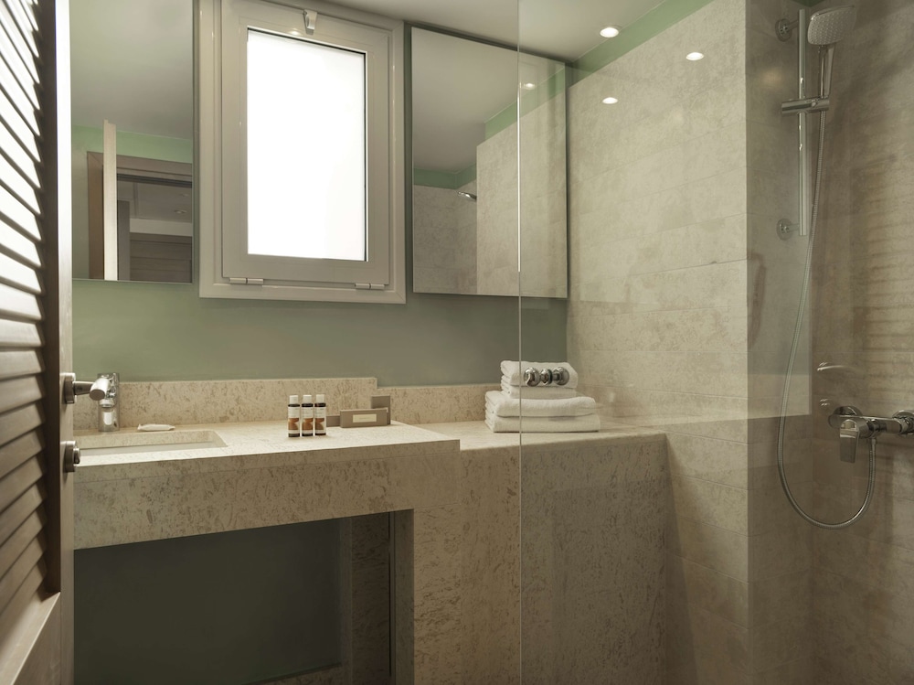 Deluxe Room, 1 Bedroom, Balcony - Photo 18