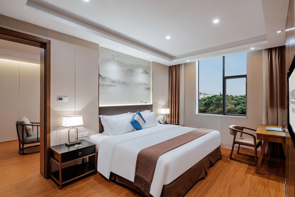 Executive Suite - Photo 2