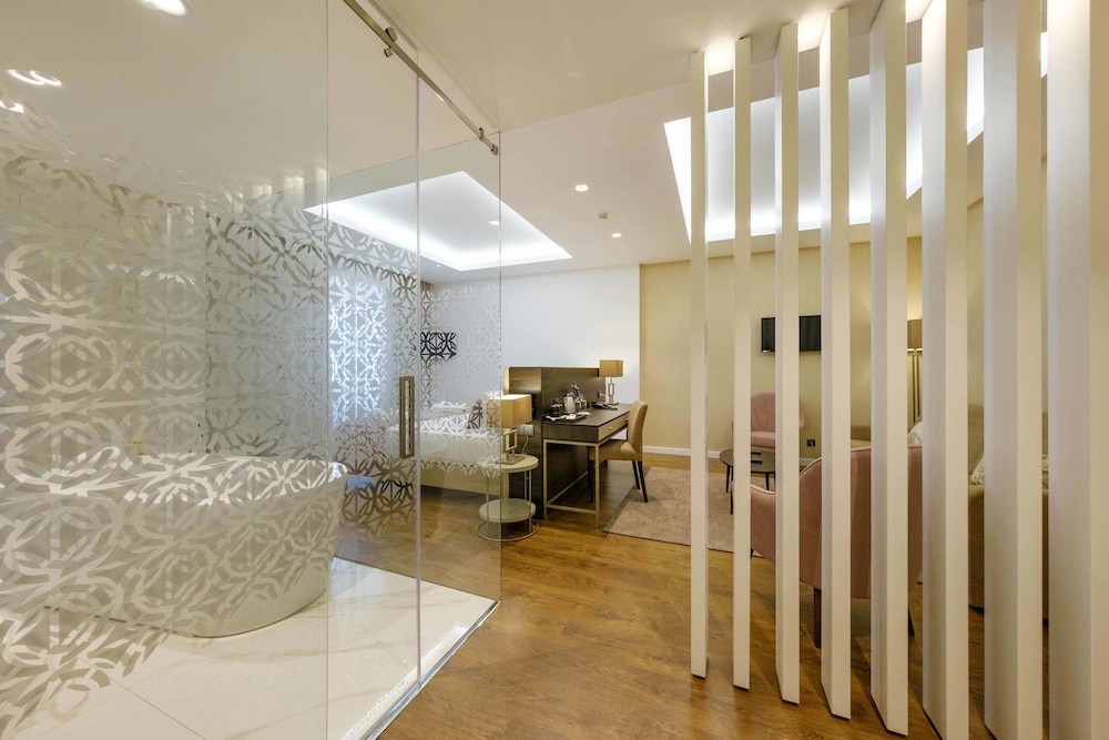 Superior Suite - Photo 8