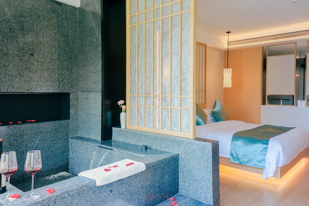 Luxury Double or Twin Room, Patio, Lake View photo 2