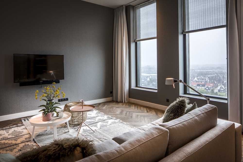 Luxury Suite, 1 Bedroom, Hot Tub, City View, photo 6