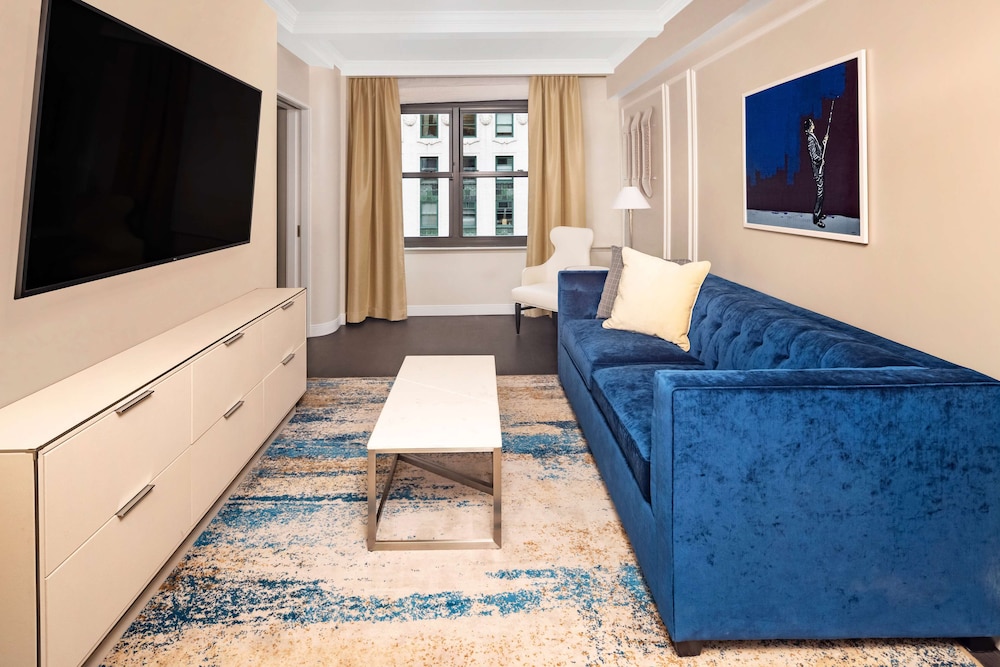 Premier Suite, 1 Bedroom (3x3 Shower) thumbnail 5