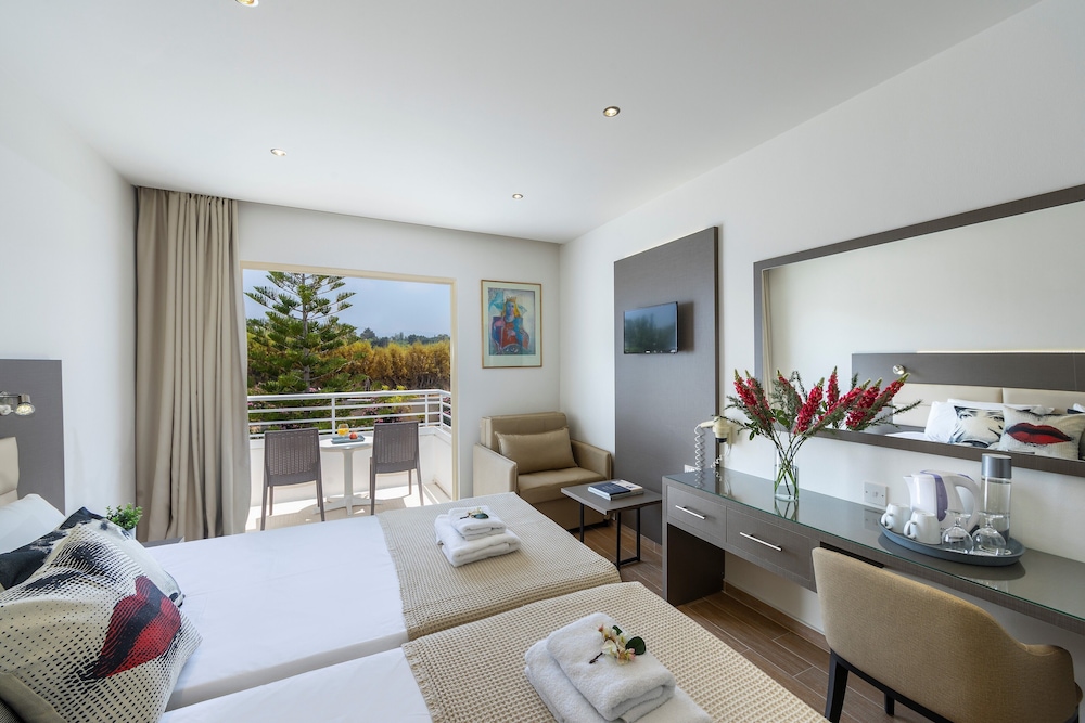 Double or twin inland-view room - Photo 1