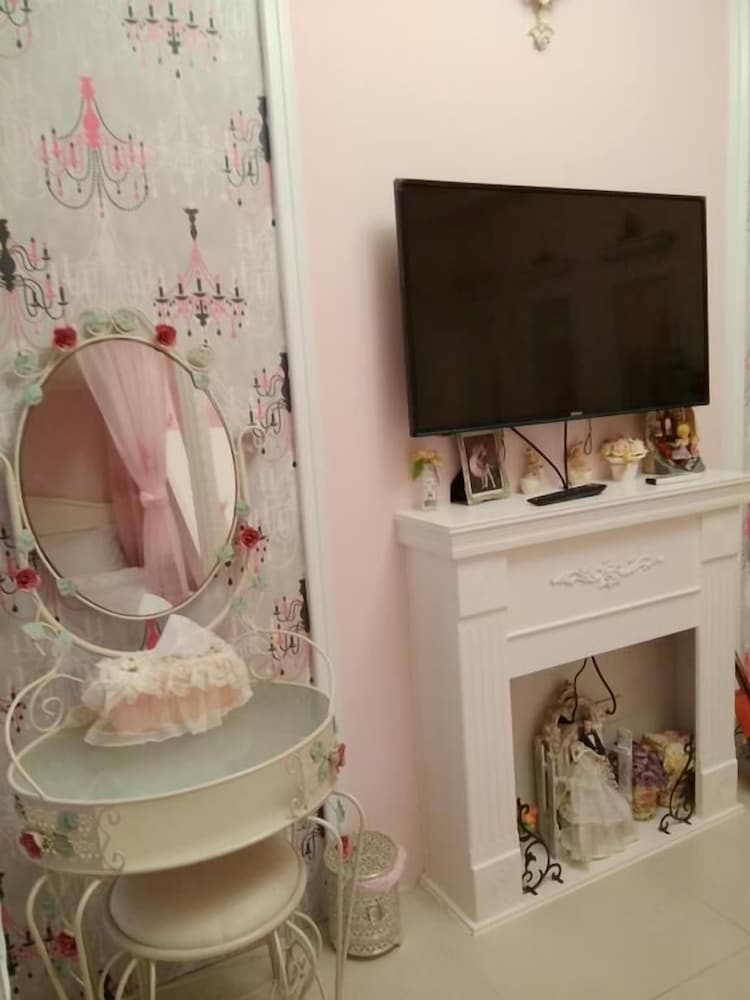 Quadruple Room (Pink Ballet) photo 1