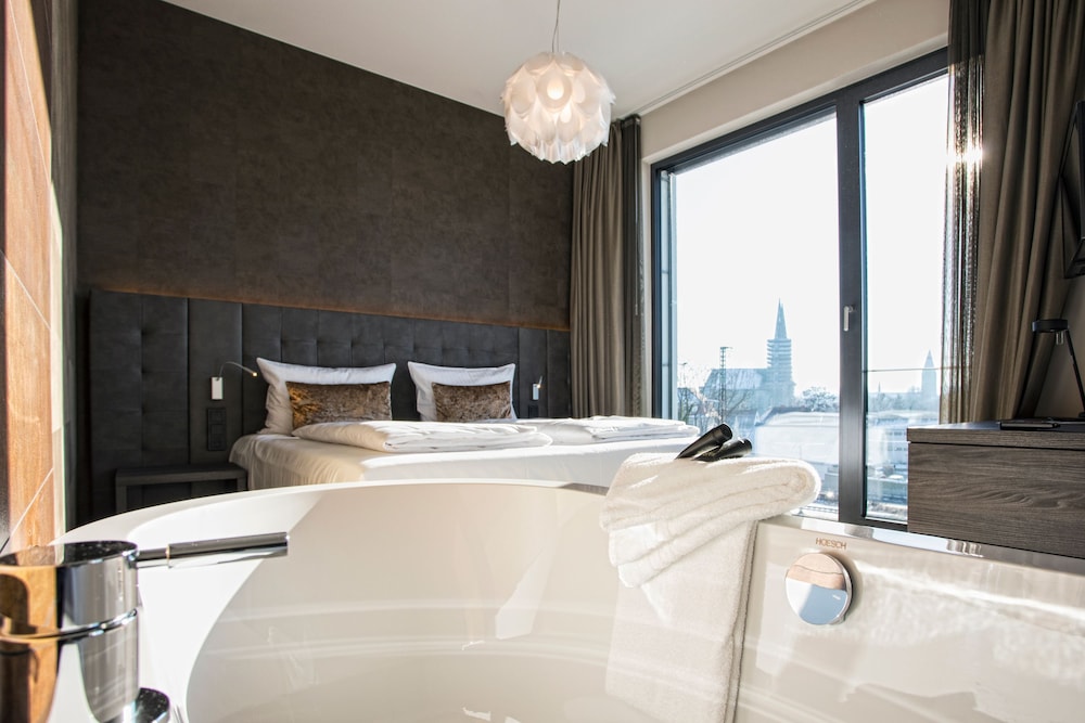 Superior Suite, 1 Queen Bed, Non Smoking, City View photo 2