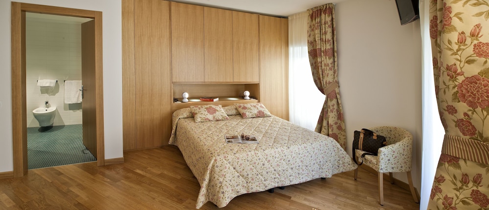 Classic Double Room Single Use, 1 Queen Bed
