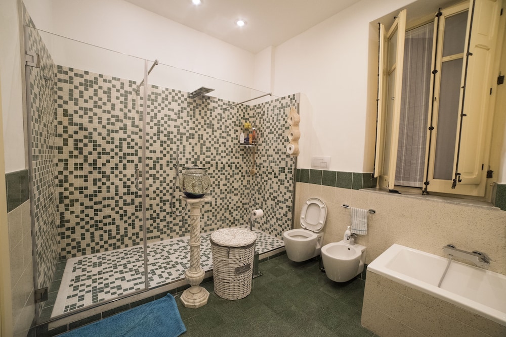 Exclusive Double Room, Shared Bathroom photo 2
