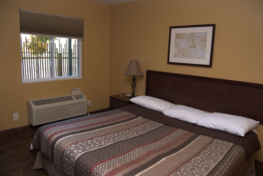 Classic Room, 1 King Bed (Exterior) photo 3