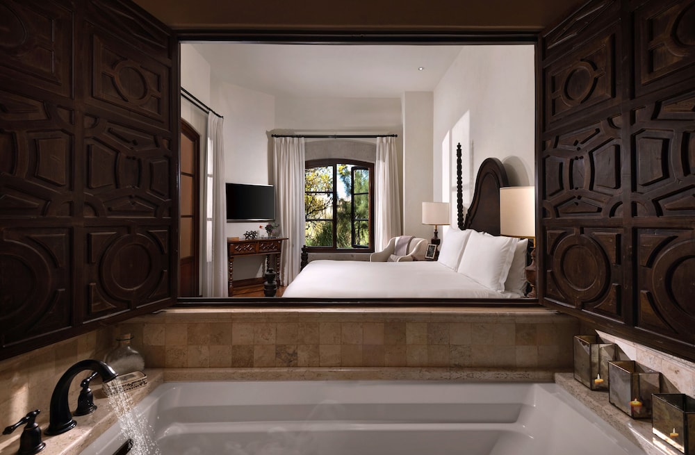 Deluxe Colonial Suite - Photo 2
