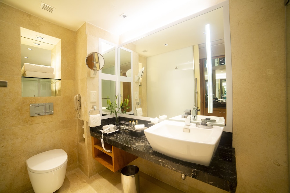 Premium Room, 1 King Bed - Photo 3