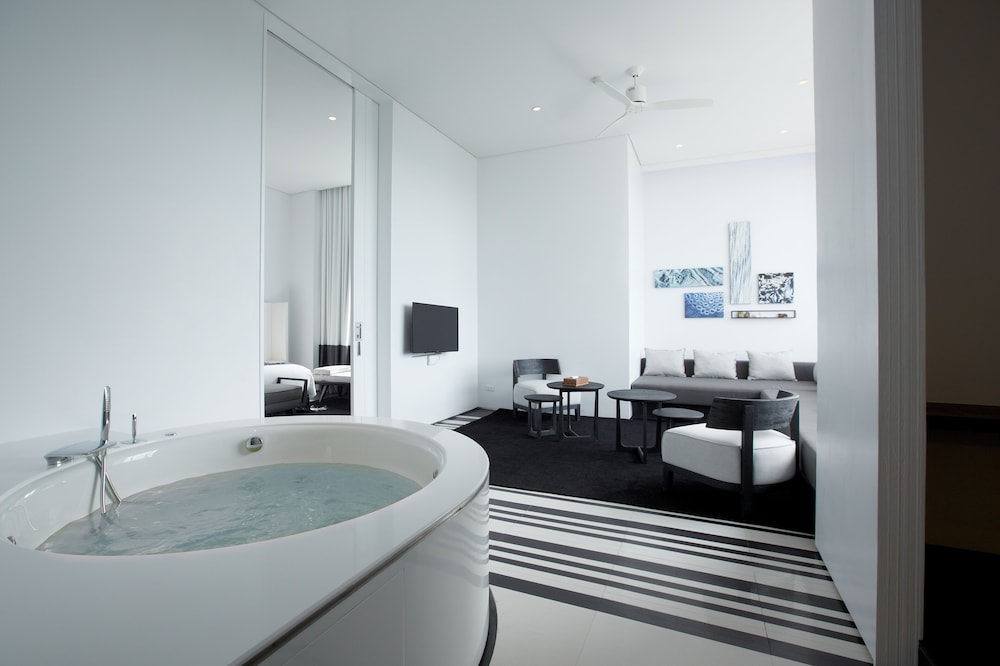 Family Suite with Plunge Bath - Photo 7