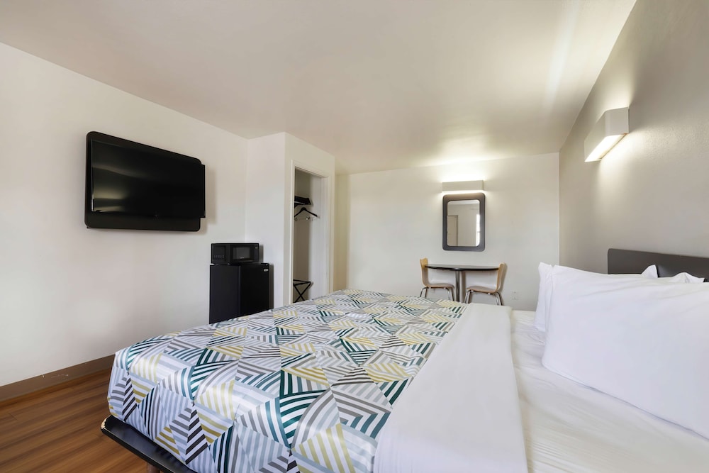 Deluxe Room, 1 King Bed, Smoking, Refrigerator & Microwave - Photo 5