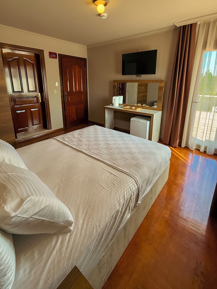 Deluxe Double Room, City View photo 3