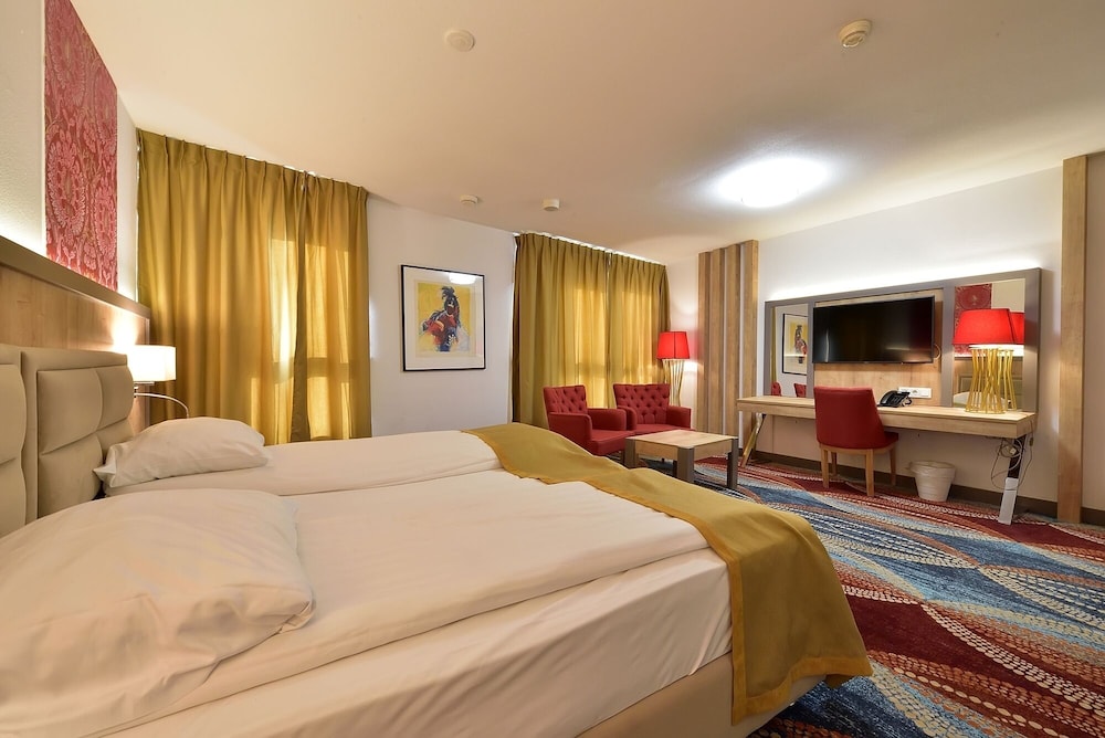 Suite - Photo 2