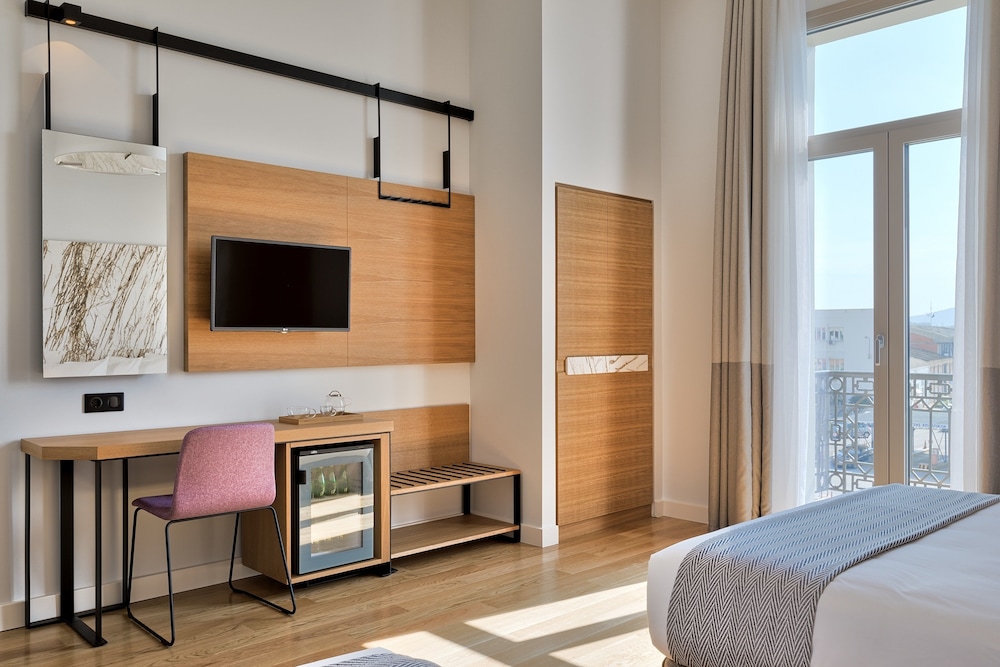 Deluxe Triple Room, Sea View (or City view) - Photo 7