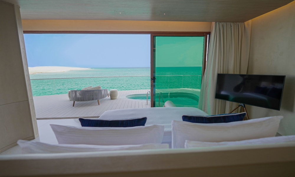 Water Bungalow - Photo 1