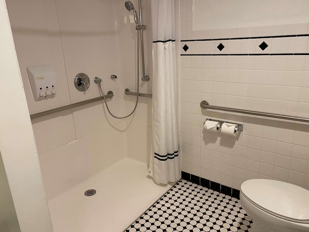 Standard Room, 2 Double Beds, Accessible, Bathtub