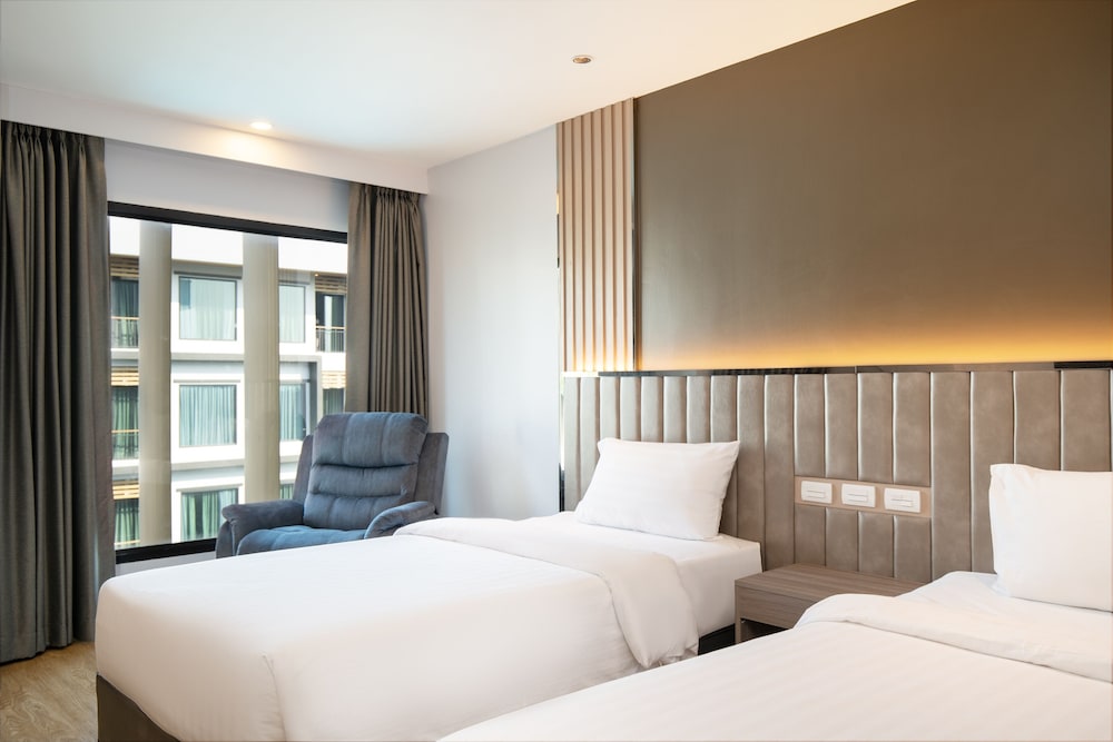 Premium Pool View Twin Room - Photo 9