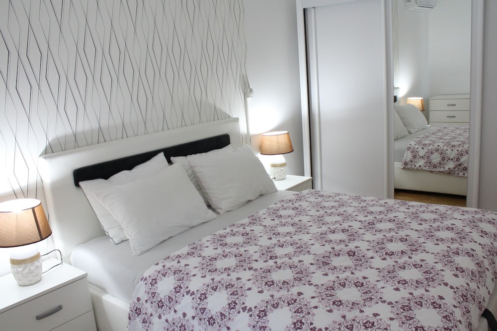 City Apartment, 1 Queen Bed with Sofa bed