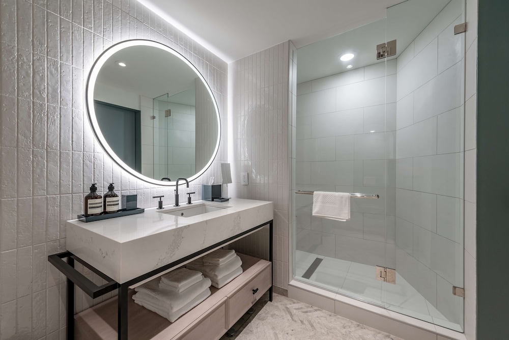 Premium Room, 1 King Bed (3x3 Shower) - Photo 7