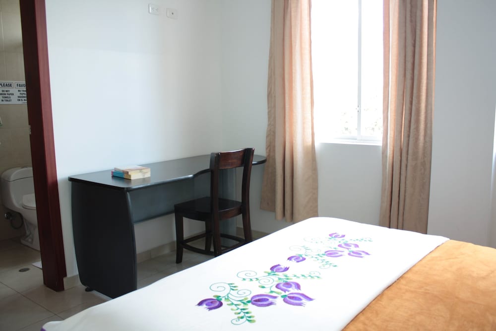 Standard Room, 1 Queen Bed photo 2