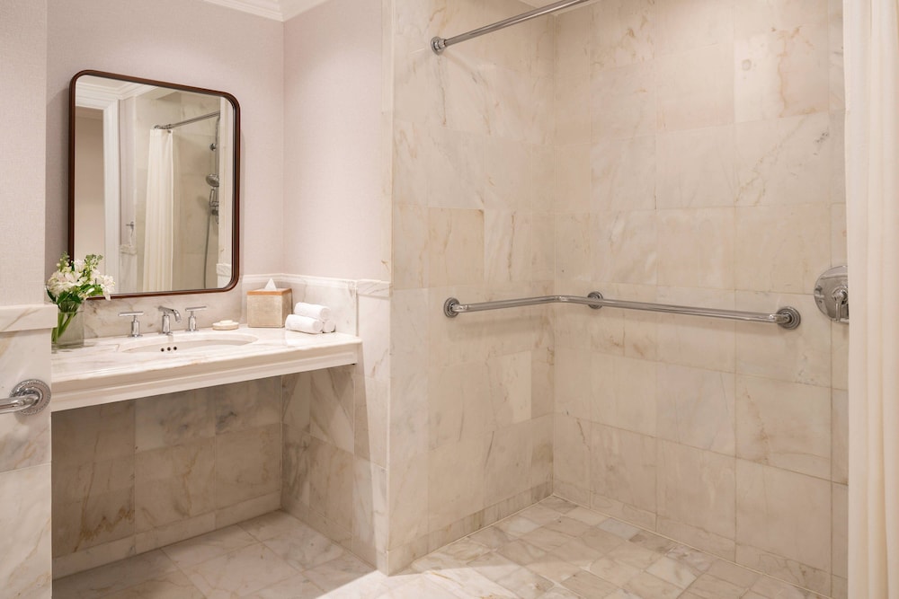 Room, 1 King Bed, Pool View (Mobility/Hearing Access, Roll-In Shwr)