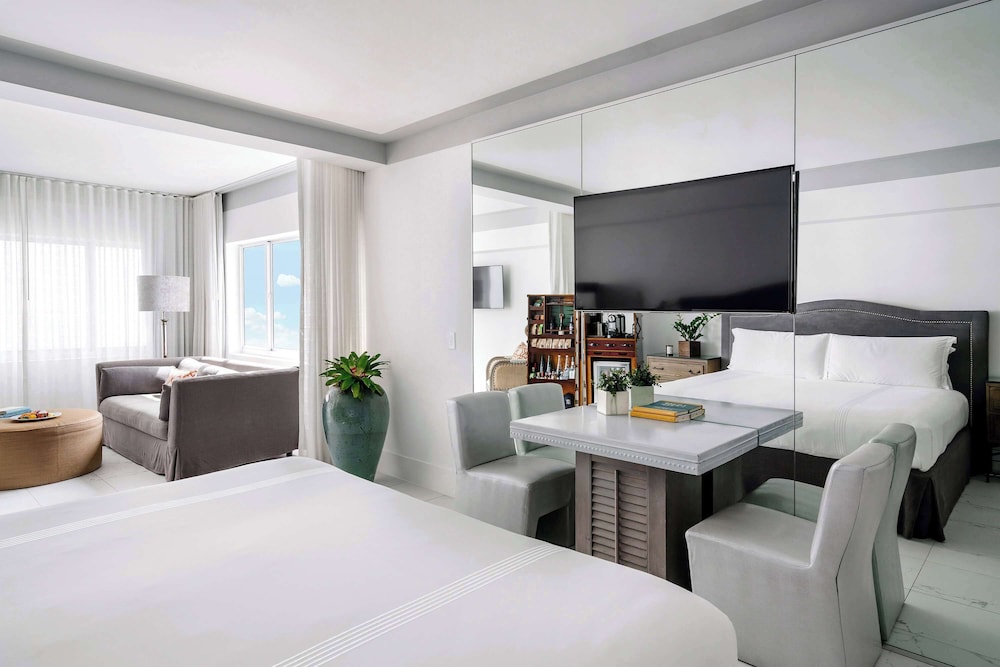 Studio Suite, 1 King Bed with Sofa bed, Accessible (Accessible)