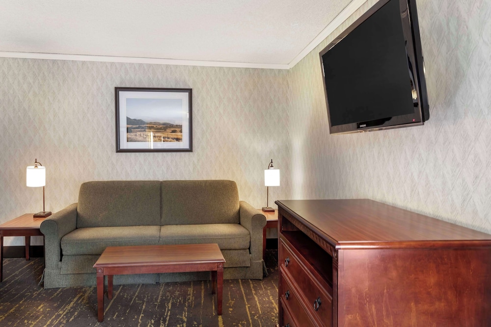 Family Room, 2 Queen Beds, Non Smoking (Third bed is a Sofabed) - Photo 3