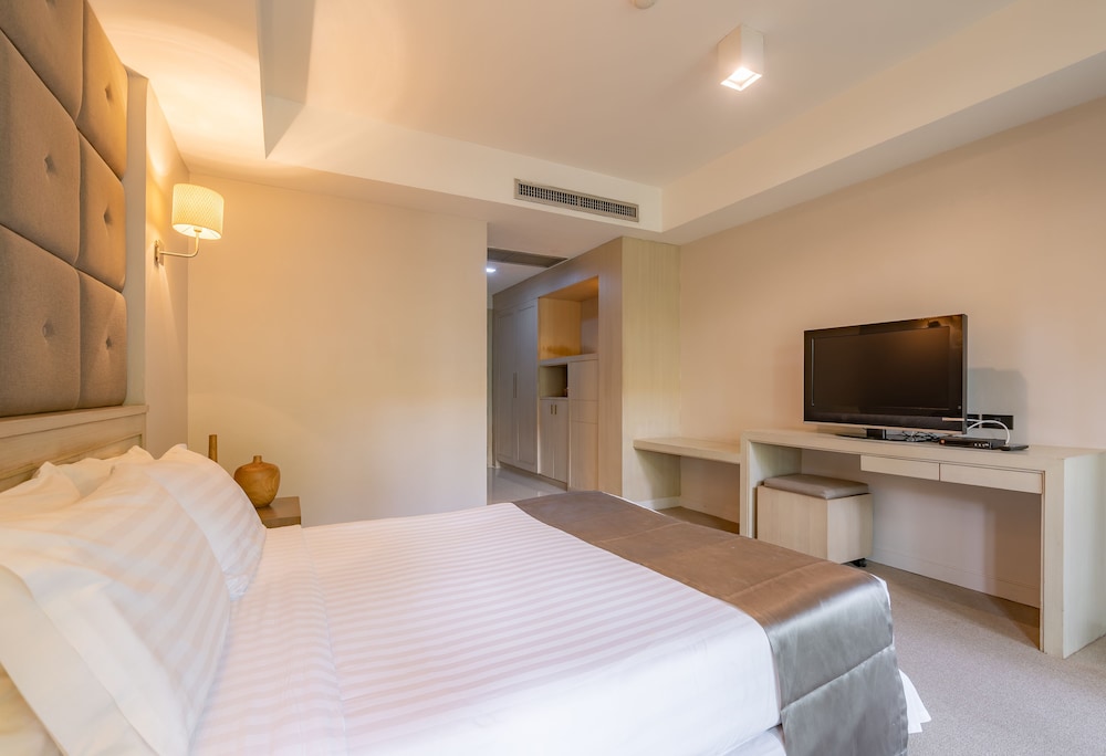 Superior Room, Pool View photo 3