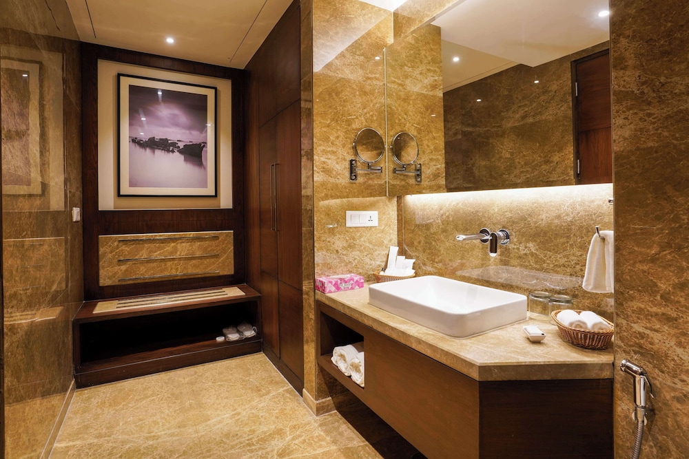 Suite, 1 King Bed, Non Smoking (Separate Living Room) - Photo 4
