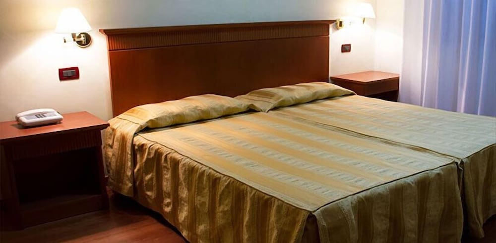 Standard Double or Twin Room, 1 Double or 2 Twin Beds photo 3