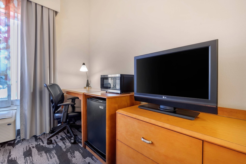 Room, 1 King Bed (Hearing Accessible) - Photo 1