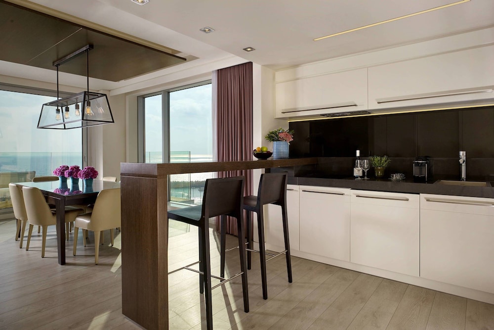 One Bedroom Suite, 1 King Bed, Sea View