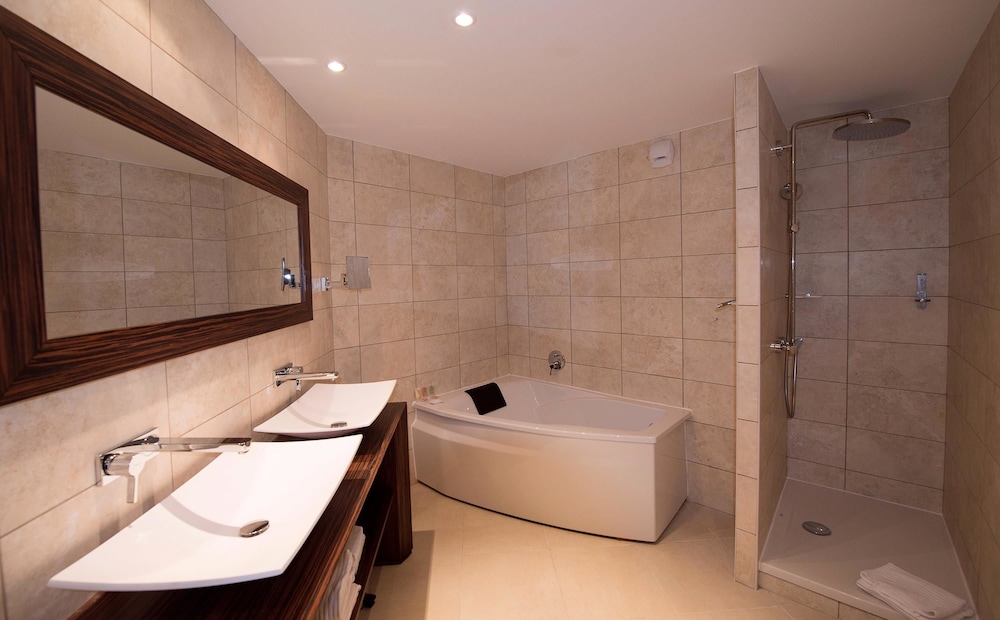 Junior Suite, Hot Tub thumbnail 6