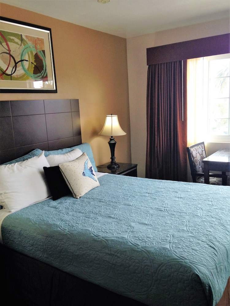 Deluxe Room, 1 Queen Bed, Partial Ocean View photo 1