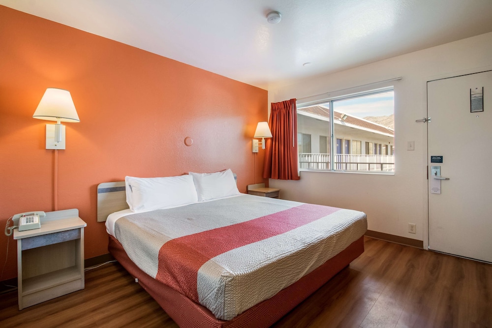 Standard Room, 1 King Bed, Non Smoking - Photo 2