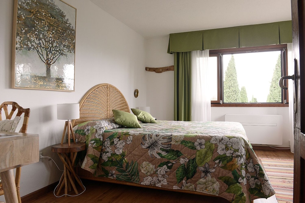 Standard Double Room, 1 Queen Bed, Lake View, Garden Area