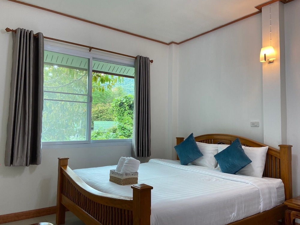 Basic Double Room, 1 King Bed, Mountain View, Courtyard Area