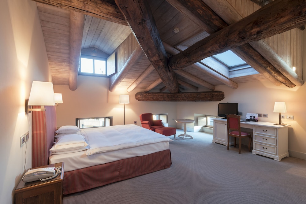 Suite, 1 Queen Bed, Balcony (View) - Photo 2